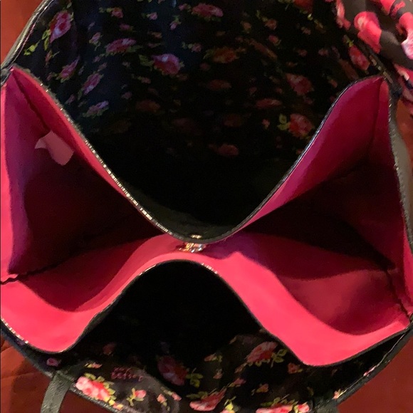 Betsy Johnson large purse w/ pink kiss scarf - Picture 4 of 8